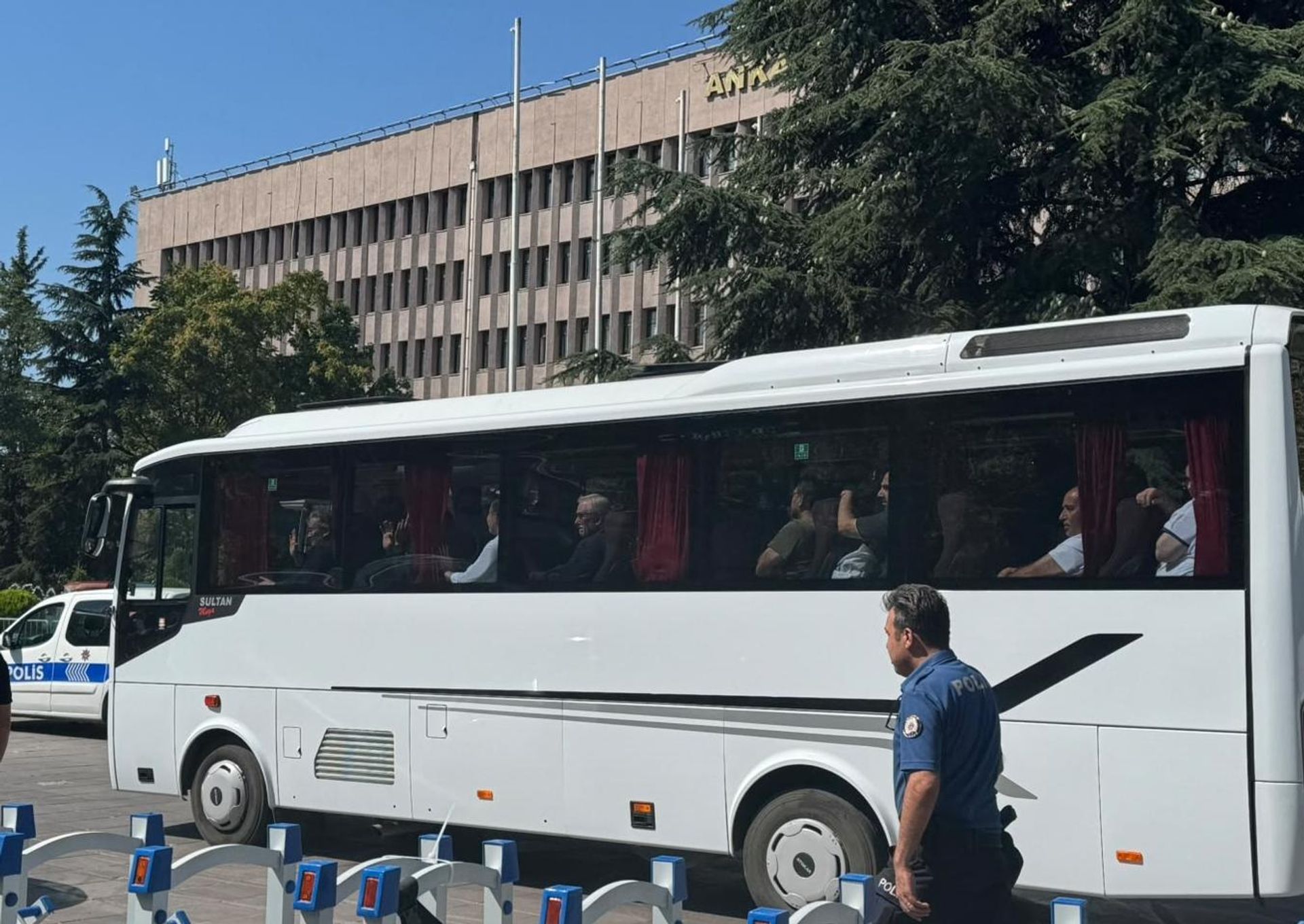 Alihan Kuriş çıkar amaçlı suç örgütü soruşturması kapsamında bir adreste 200 kilogram altın ele geçirildi.
 - Sputnik Türkiye, 1920, 17.08.2026