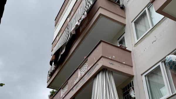 Antalya'nın Alanya ilçesinde dördüncü kattaki evinin balkonundan düşen 82 yaşındaki yaşlı kadın hayatını kaybetti - Sputnik Türkiye