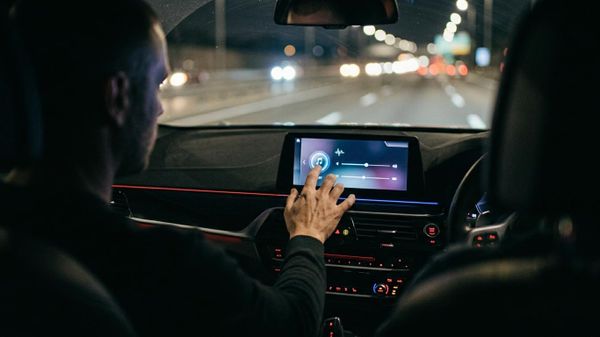 arabada müzik dinlemek - Sputnik Türkiye