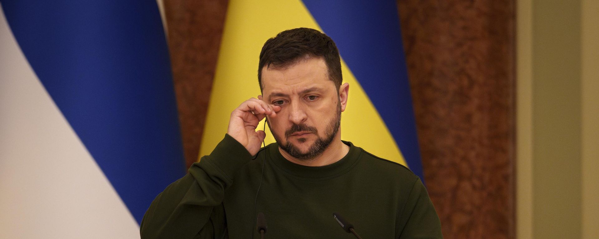 Ukraine's President Volodymyr Zelensky wipes his eye during a press conference with Finland's President Alexander Stubb, in Kiev, Ukraine - Sputnik Türkiye, 1920, 18.08.2026