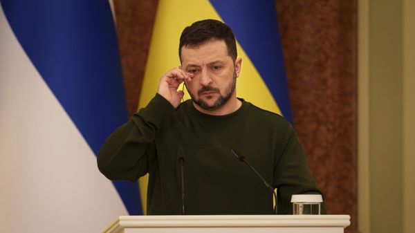 Ukraine's President Volodymyr Zelensky wipes his eye during a press conference with Finland's President Alexander Stubb, in Kiev, Ukraine - Sputnik Türkiye