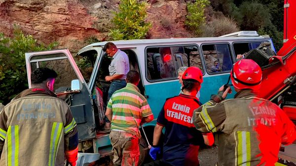 İzmir'in Tire ilçesinde tarım işçilerini taşıyan minibüsün yol kenarındaki toprak yamaca çarpması sonucu 1 kişi hayatını kaybetti, 8 kişi yaralandı - Sputnik Türkiye