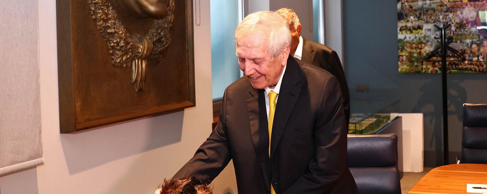 Fenerbahçe Başkanı Aziz Yıldırım, minik Göktuğ'u makamında ağırladı - Sputnik Türkiye, 1920, 18.08.2026