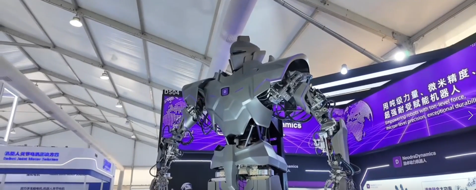 Çin’den insanüstü yeteneklere sahip 4 metrelik dev robot - Sputnik Türkiye, 1920, 19.08.2026