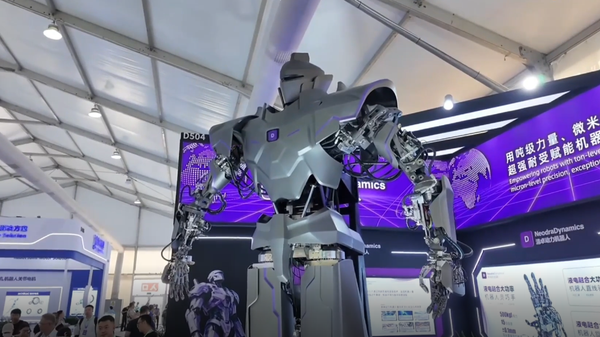 Çin’den insanüstü yeteneklere sahip 4 metrelik dev robot - Sputnik Türkiye