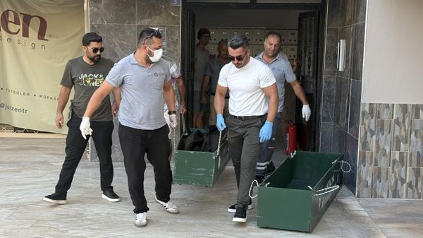 Antalya'nın Muratpaşa ilçesinde 93 yaşındaki Ayten Harputlugil ile 71 yaşındaki kızı Nilgün Harputlugil birlikte yaşadıkları evde ölü olarak bulundu - Sputnik Türkiye