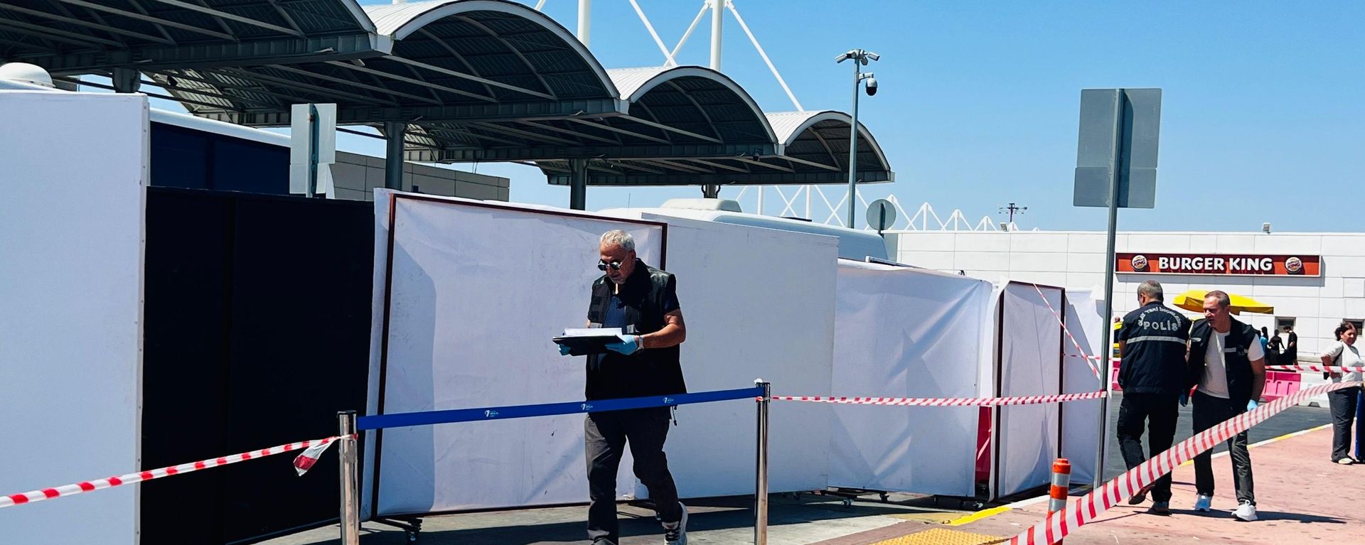 Antalya Havalimanı’nda silahlı saldırı: 38 yaşındaki kadın hayatını kaybetti - Sputnik Türkiye, 1920, 21.08.2026