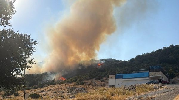 Antalya'nın Kaş ilçesinde makilik alanda çıkan yangına müdahale ediliyor - Sputnik Türkiye