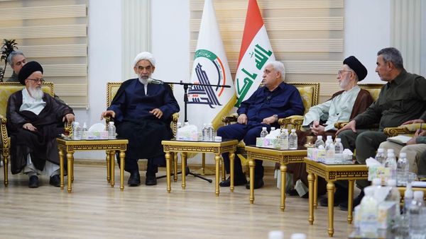 Irak'ta Haşdi Şabi Başkanı Falih el-Feyyad (sağ 3), İran lideri Mücteba Hamaney tarafından gönderilen heyeti başkent Bağdat'ta kabul etti - Sputnik Türkiye