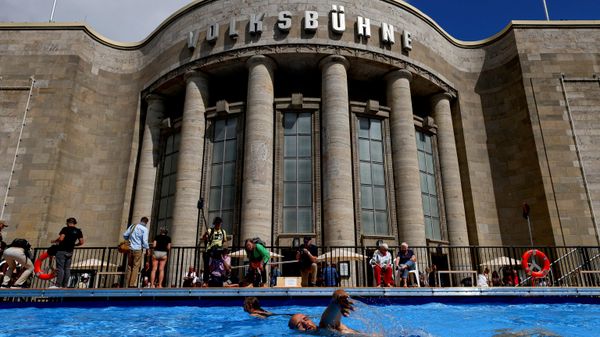 Berlin'deki Volksbühne tiyatrosu önüne geçici olarak kurulan yüzme havuzu - Sputnik Türkiye