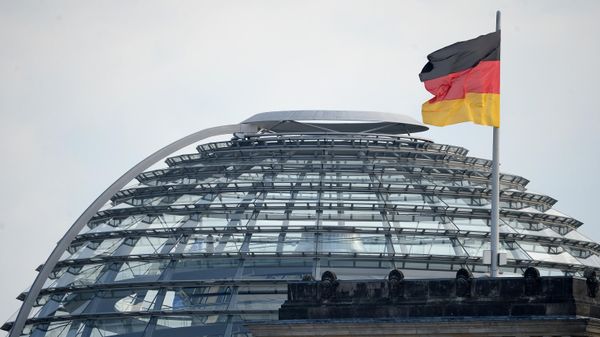 German flag waves over the Reichstag - Sputnik Türkiye
