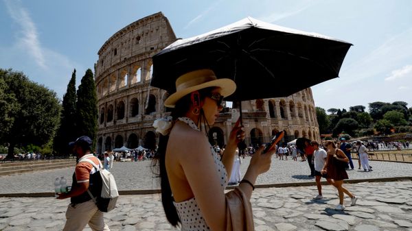 Roma'daki Kolezyum'da telefonuna bakarak yürüyen bir kadın - Sputnik Türkiye