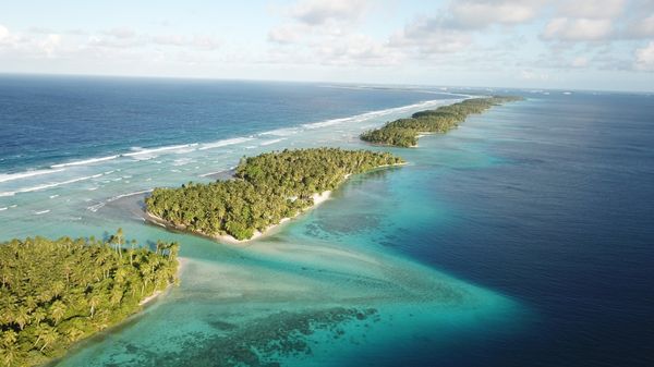 This Oct. 23, 2017 aerial photo shows the thin strip of coral atolls separating the ocean from the lagoon in Majuro, Marshall Islands - Sputnik Türkiye