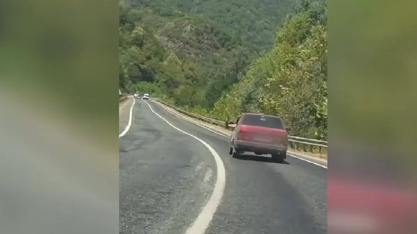 
Karabük'te bir kişi ayağını camdan uzatarak otomobil sürdü - Sputnik Türkiye