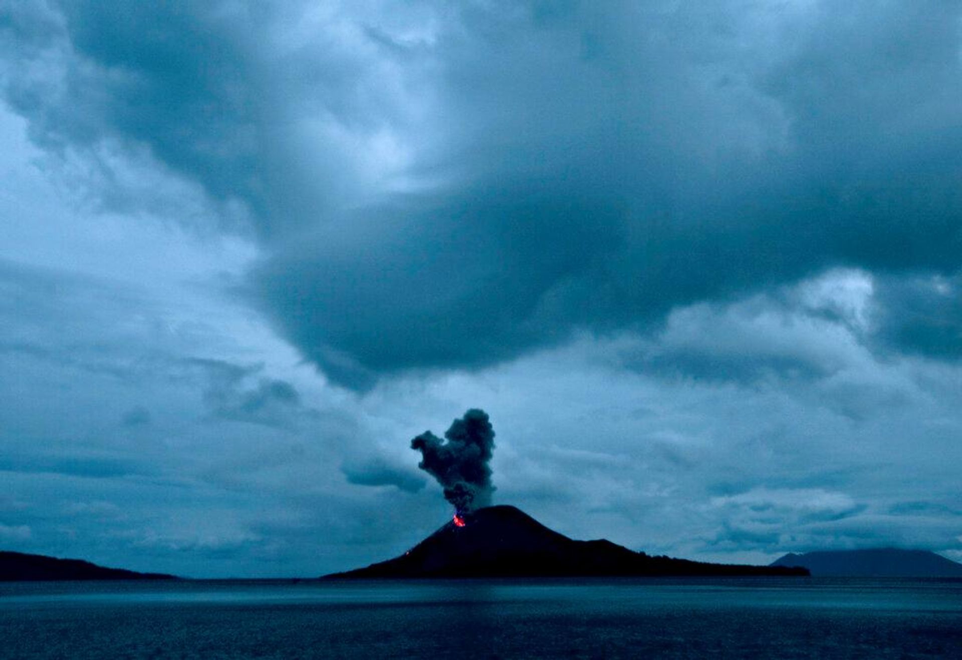 Endonezya'daki Anak Krakatau yanardağında peş peşe patlamalar - Sputnik Türkiye, 1920, 06.09.2026