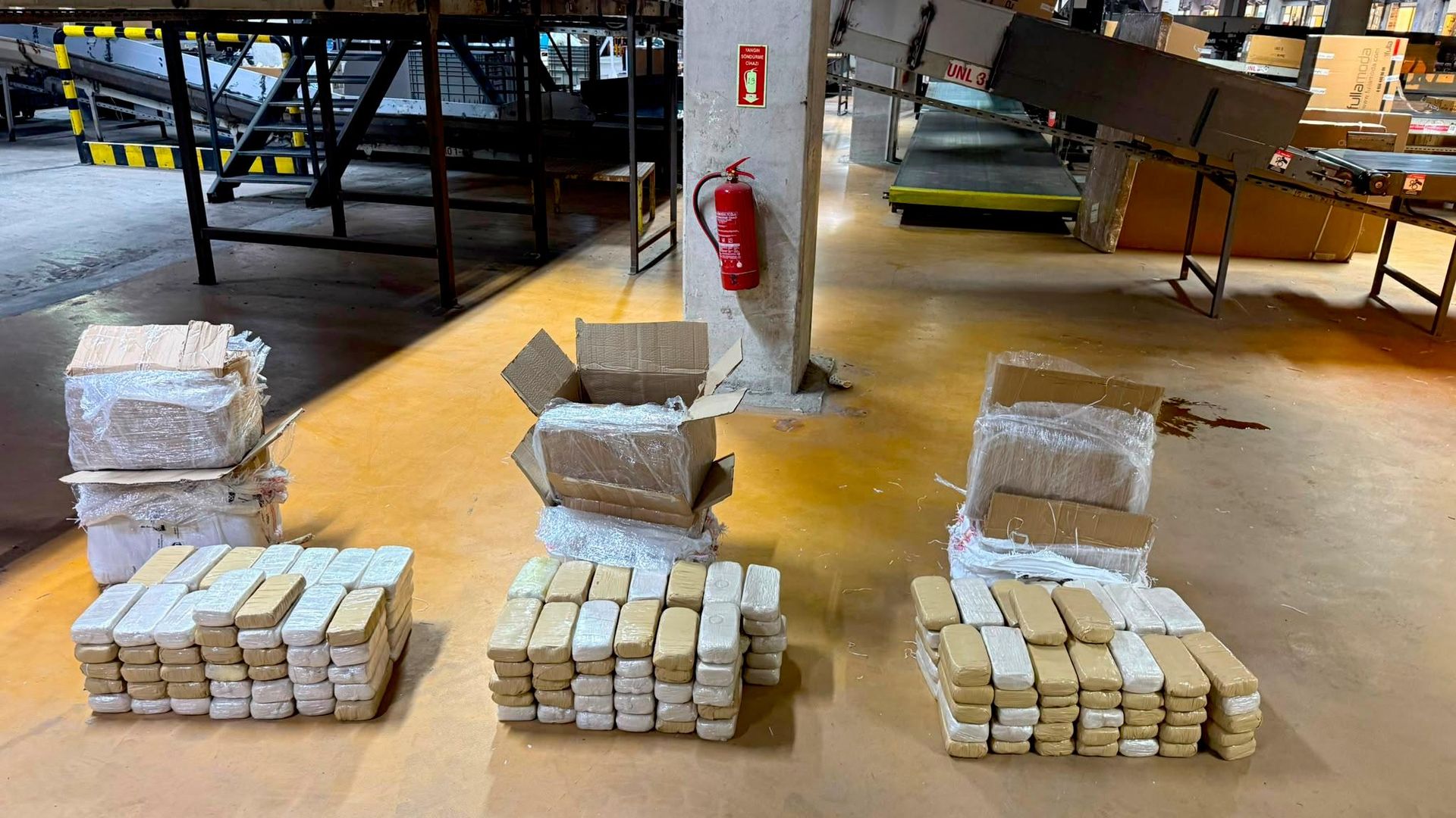Kargo aktarma merkezinde 109 kilo 300 gram uyuşturucu ele geçirildi Kargo aktarma merkezinde 109 kilo 300 gram uyuşturucu ele geçirildi - Sputnik Türkiye, 1920, 25.08.2026