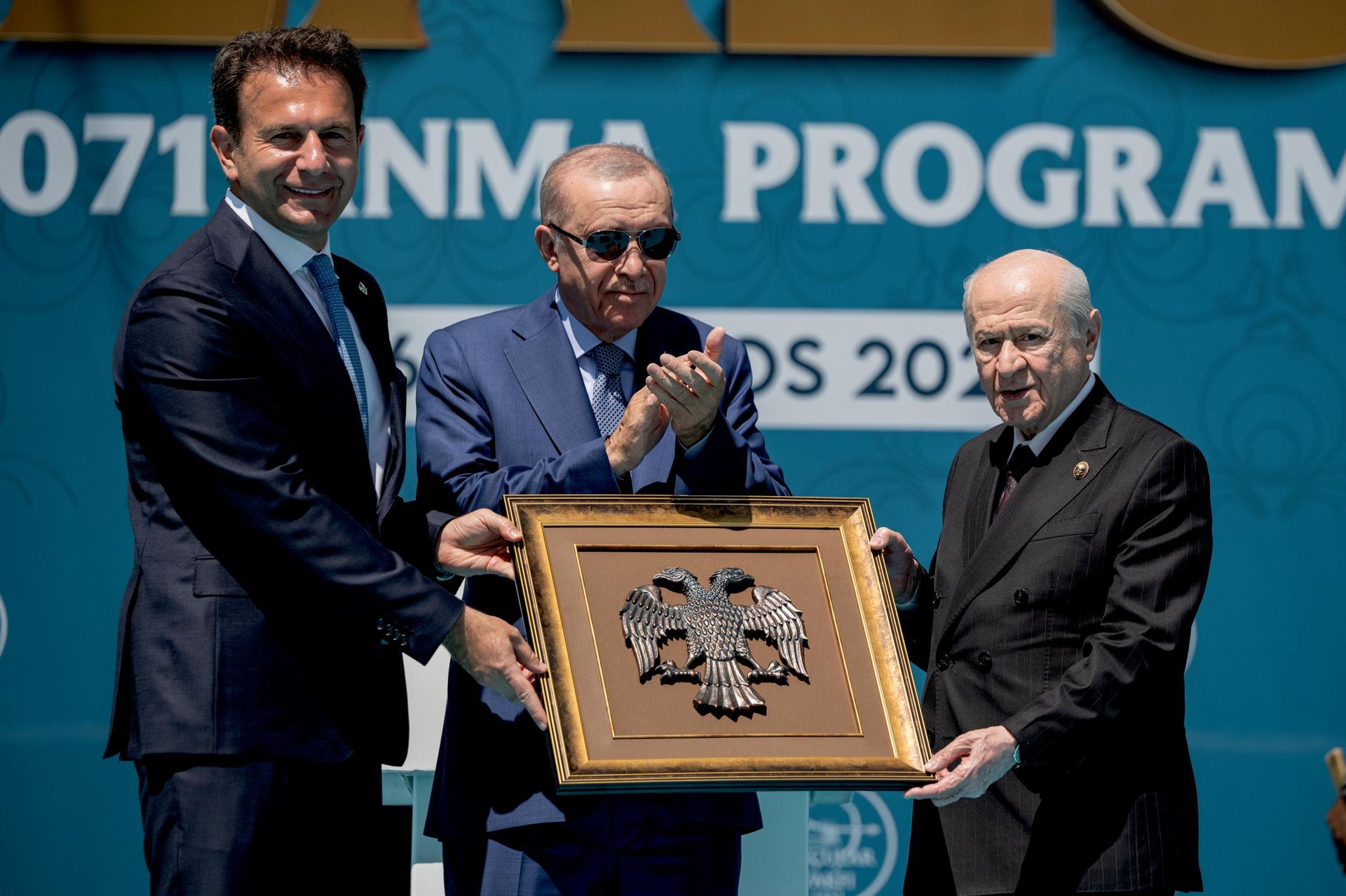 Bahçeli ve Okçular Vakfı Başkanı Hüseyin Ersan Topbaş'a hediye takdimi gerçekleştirildi. - Sputnik Türkiye, 1920, 26.08.2026