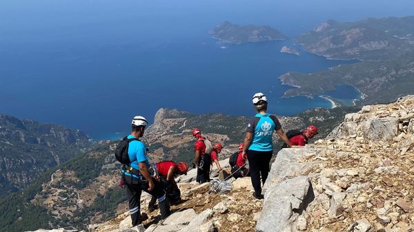 Fethiye ilçesinde yamaç paraşütüyle tandem uçuş yapan pilot ile Çin uyruklu yolcusu, kayalık alana düşmeleri sonucu hayatını kaybetti.  - Sputnik Türkiye