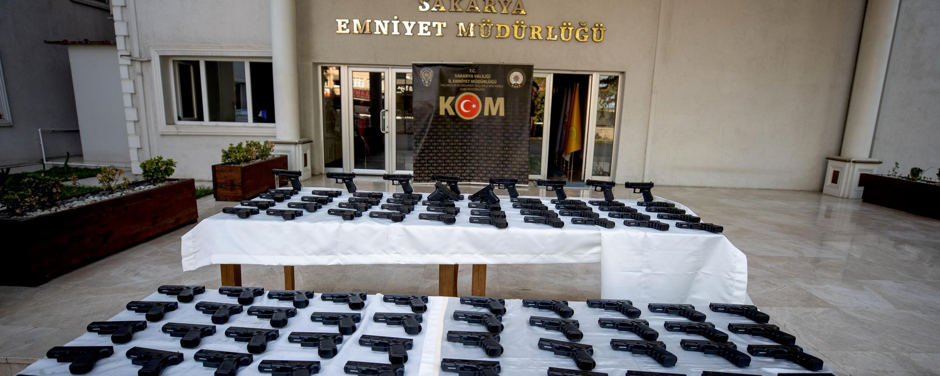 Sakarya'da bir otomobilde 100 ruhsatsız tabanca ele geçirilmesine ilişkin 1 şüpheli gözaltına alındı - Sputnik Türkiye, 1920, 26.08.2026