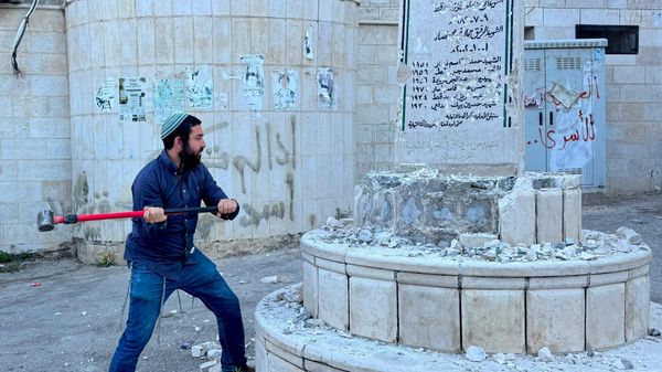 İsrailli Milletvekili Zvi Sukkot, balyozla Filistin anıtını parçaladı - Sputnik Türkiye