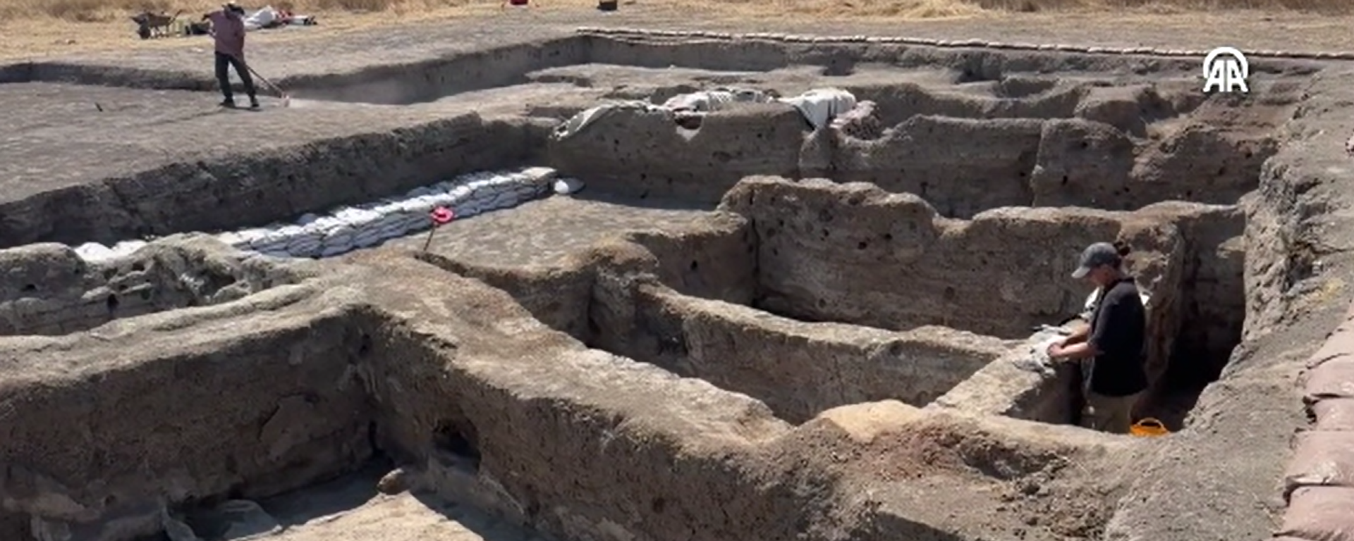 Çatalhöyük’te dikkat çeken keşif: 'Ölüler evi'nin yanında 8 bebek iskeleti bulundu - Sputnik Türkiye, 1920, 28.08.2026