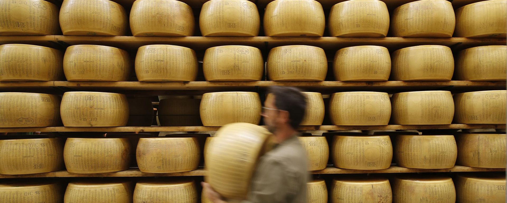In this photo taken Tuesday, Oct. 8, 2019, Parmigiano Reggiano Parmesan cheese wheels are stored in Noceto, near Parma, Italy.  - Sputnik Türkiye, 1920, 28.08.2026