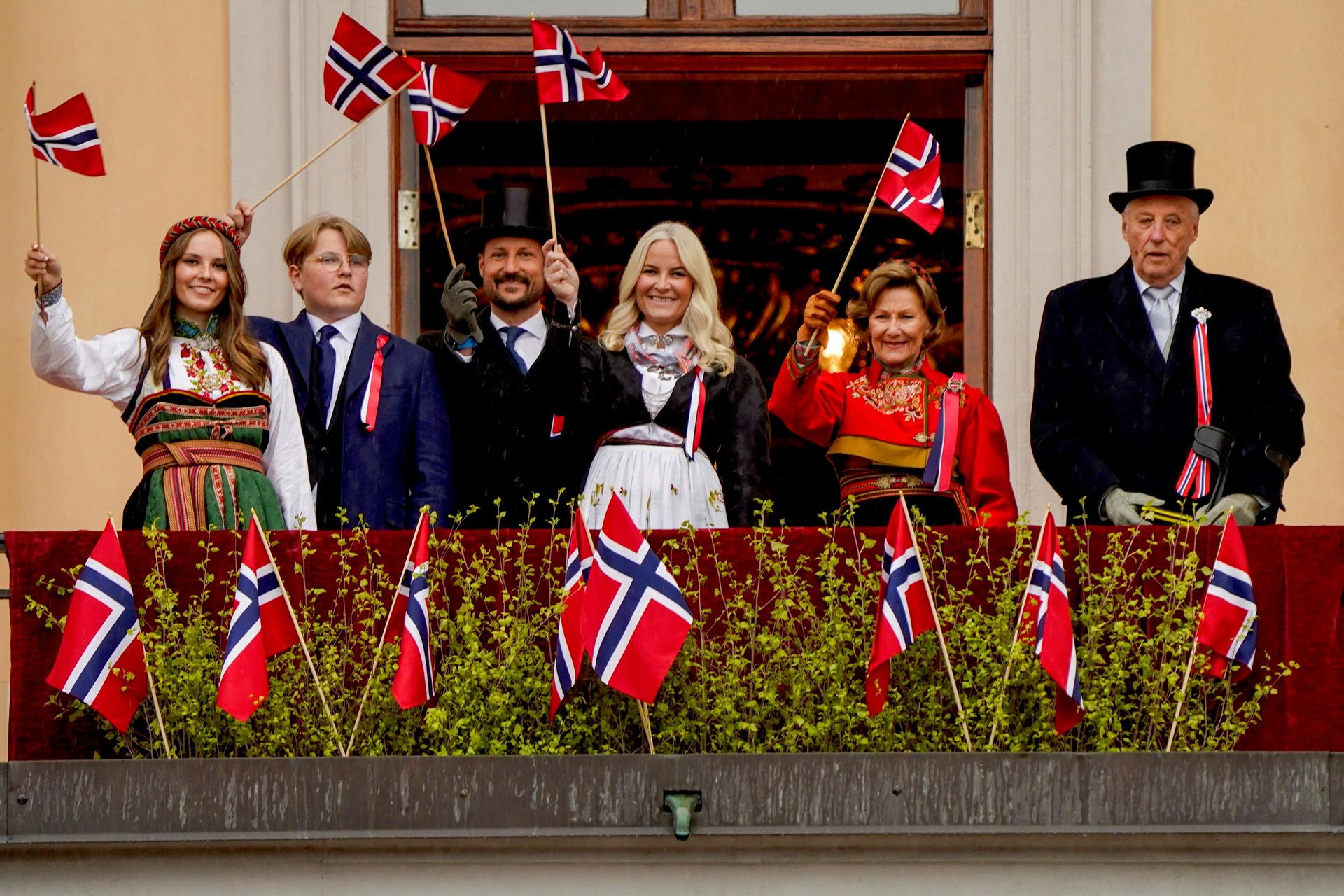 Norveç Yeni Kralı Haakon, Mette-Marit, eski kral Harald - Sputnik Türkiye, 1920, 28.08.2026