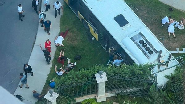 Zeytinburnu Kennedy Caddesi Bakırköy istikametinde seyreden İETT otobüsü, Kazlıçeşme mevkisinde bir sitenin bahçe duvarına çarptı - Sputnik Türkiye