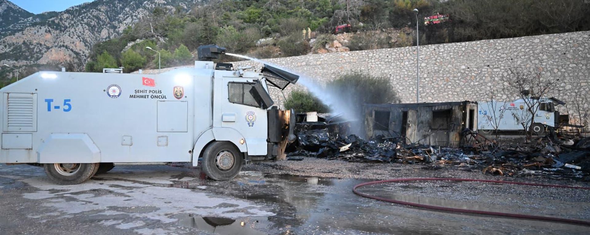Antalya’da balıkçı barınağına sıçrayan yangın: 20’den fazla tekne zarar gördü - Sputnik Türkiye, 1920, 29.08.2026