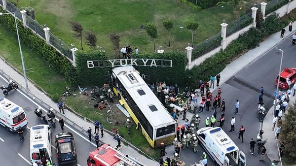 Zeytinburnu’nda 2 kişinin öldüğü İETT kazasında otomobil sürücüsüne gözaltı - Sputnik Türkiye