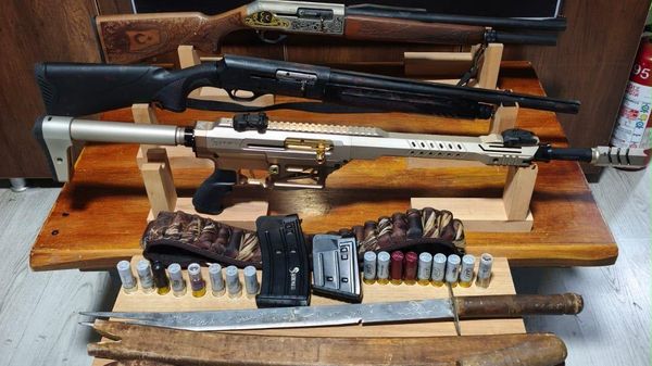 İzmir'in Menemen ilçesinde güvercin meselesinden çıkan kavgada 3'ü çocuk 13 kişinin yaralanmasına ilişkin gözaltına alınan 4 şüpheli tutuklandı. Mahallede düzenlenen operasyonda çok sayıda silah ele geçirildi.  - Sputnik Türkiye