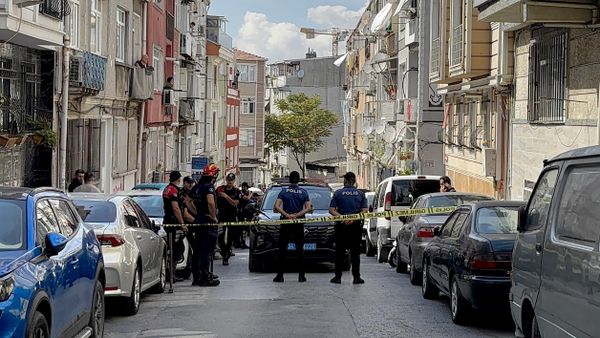İstanbul'un Fatih ilçesinde eşi ve kızını silahla vurarak öldüren kişi hayatına son verdi - Sputnik Türkiye