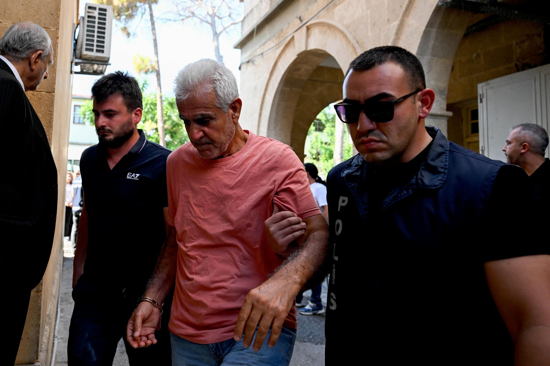 Kuzey Kıbrıs Girne açıklarında dün bir yolcu gemisinin alabora olması sonucu 8 kişinin hayatını kaybettiği kazaya ilişkin gözaltına alınan kaptan, mürettebattan 7 kişi ve bir şirket çalışanı Girne Kaza Mahkemesi'ne çıkarıldı. - Sputnik Türkiye, 1920, 31.08.2026