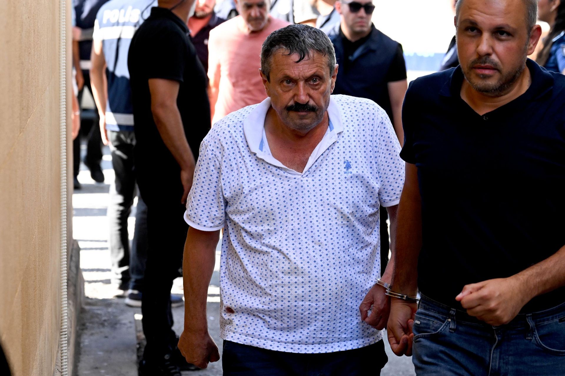 Kuzey Kıbrıs Girne açıklarında dün bir yolcu gemisinin alabora olması sonucu 8 kişinin hayatını kaybettiği kazaya ilişkin gözaltına alınan kaptan, mürettebattan 7 kişi ve bir şirket çalışanı Girne Kaza Mahkemesi'ne çıkarıldı. - Sputnik Türkiye, 1920, 31.08.2026