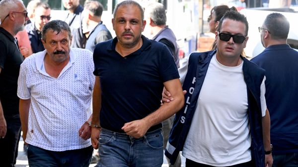 Kuzey Kıbrıs Girne açıklarında dün bir yolcu gemisinin alabora olması sonucu 8 kişinin hayatını kaybettiği kazaya ilişkin gözaltına alınan kaptan, mürettebattan 7 kişi ve bir şirket çalışanı Girne Kaza Mahkemesi'ne çıkarıldı. - Sputnik Türkiye