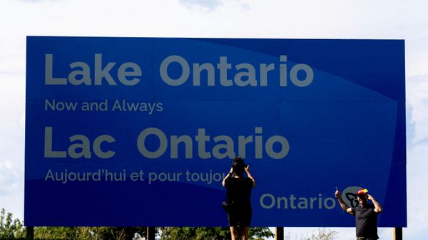 ABD'nin Ontario Gölü'nün ismini Amerika Gölü olarak değiştirmesinin ardından gölün kenarına tabelalar asıldı - Sputnik Türkiye