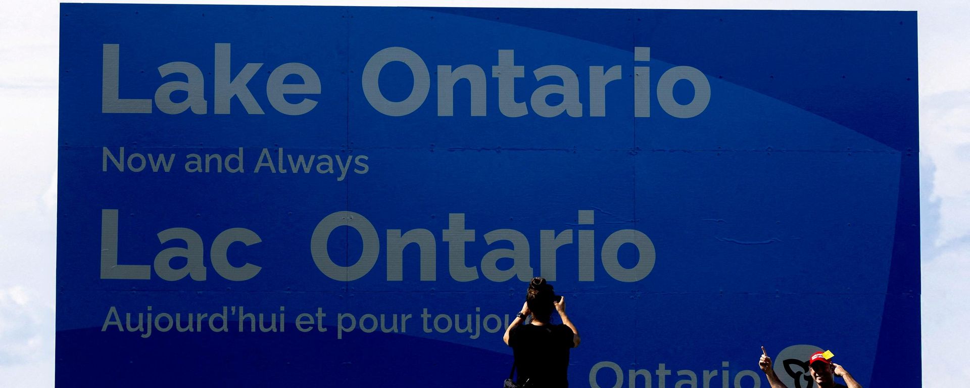 ABD'nin Ontario Gölü'nün ismini Amerika Gölü olarak değiştirmesinin ardından gölün kenarına tabelalar asıldı - Sputnik Türkiye, 1920, 31.08.2026