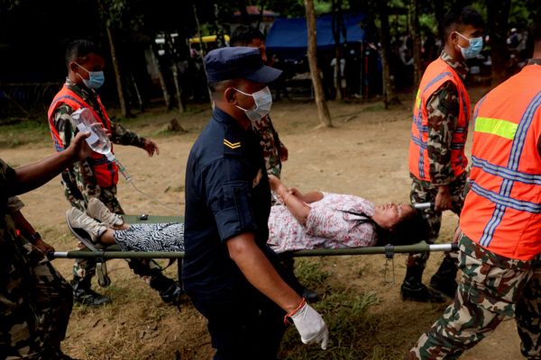 Askerler ve bir polis memuru, sel ve çamur kaymasından etkilenen bölgeden helikopterle tahliye edilen bir kadını Nepal'in Nuwakot bölgesindeki Trishuli'de bulunan Maithili Kışlası'na sedyeyle taşıyor - Sputnik Türkiye