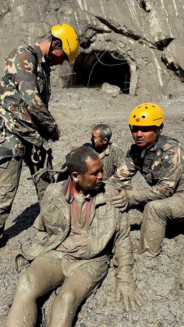 Nepal ordusunun askerleri, ölümcül sel ve çamur kaymalarının ardından Rasuwa bölgesinde bir adamı kurtarıyor - Sputnik Türkiye