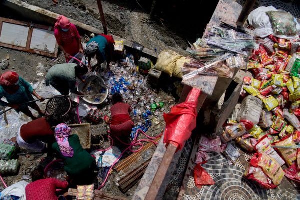 Nepal'in Dhading bölgesinde insanlar, selden etkilenen bir marketten malzemeleri kurtarıyor - Sputnik Türkiye
