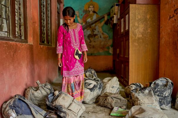 Nepal'in Galchhi kentindeki okulda bir öğrenci, sel felaketinin sürüklediği çamurdan çıkarılan moloz yığını arasında okul çantasını arıyor - Sputnik Türkiye