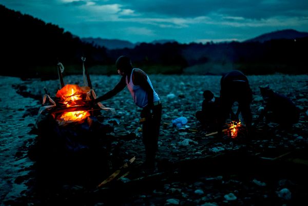 Nepal'in Trishuli kentinde ölümcül sel ve çamur kayması sonucu hayatını kaybeden 32 yaşındaki Prabita Roila'nın yakınları, Suryamati Nehri’nin kıyısında cenaze ateşini yakıyor - Sputnik Türkiye