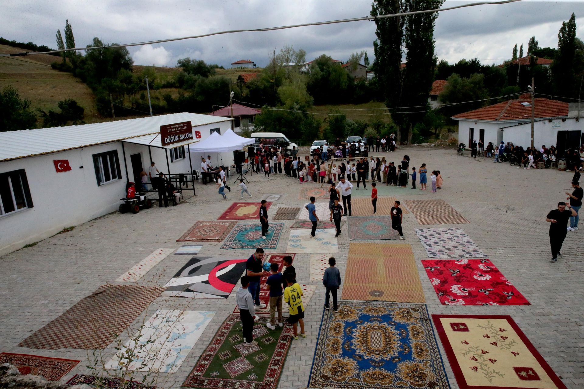 Çocuklar evlerindeki halılarla kendilerine 'halı saha' yaptı: 'Köyden topladık' - Sputnik Türkiye, 1920, 31.08.2026