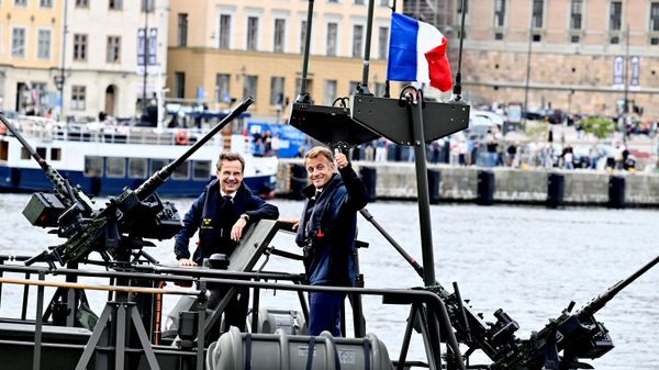  Ulf Kristersson ve Emmanuel Macron - Sputnik Türkiye