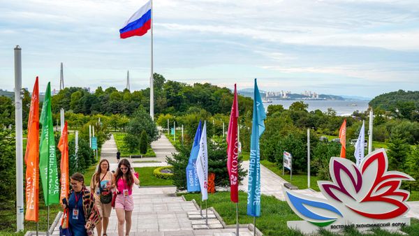 Символика XI Восточного экономического форума , который пройдет во Владивостоке с 1 по 4 сентября 2026 года на площадке кампуса ДВФУ - Sputnik Türkiye