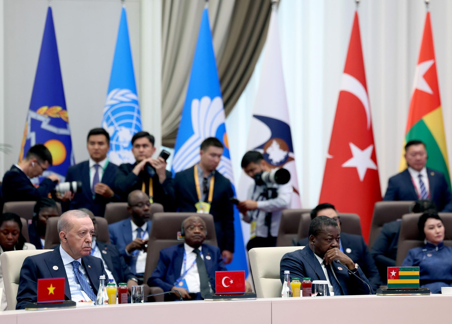 Cumhurbaşkanı Recep Tayyip Erdoğan, Kırgızistan'ın başkenti Bişkek'te düzenlenen, Şanghay İşbirliği Örgütü (ŞİÖ) üye ülkelerinin devlet ve hükümet başkanlarının katıldığı ŞİÖ Devlet Başkanları Konseyi Toplantısı'na katıldı.
 - Sputnik Türkiye, 1920, 01.09.2026