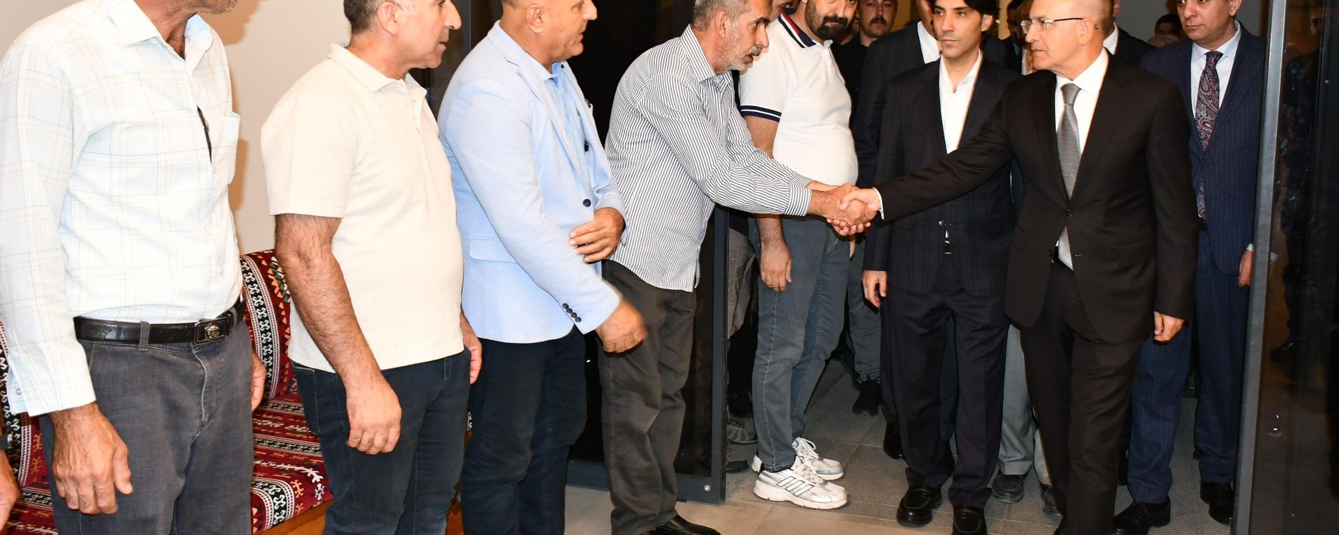 Hazine ve Maliye Bakanı Mehmet Şimşek, yangında yaşamını yitiren 42 yaşındaki yeğeni Emine Yani için taziye ziyaretinde bulundu - Sputnik Türkiye, 1920, 01.09.2026