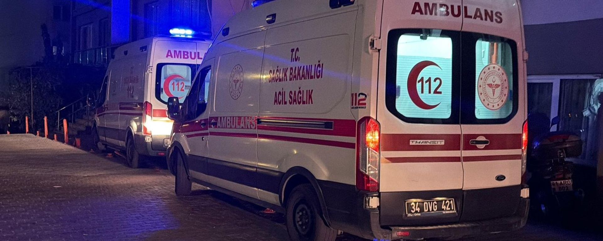 Esenyurt'ta sitenin otoparkında park halindeki araçlarda çıkan yangın nedeniyle oluşan dumanın binaya dolması sonucu 27 kişi hastaneye kaldırıldı - Sputnik Türkiye, 1920, 02.09.2026