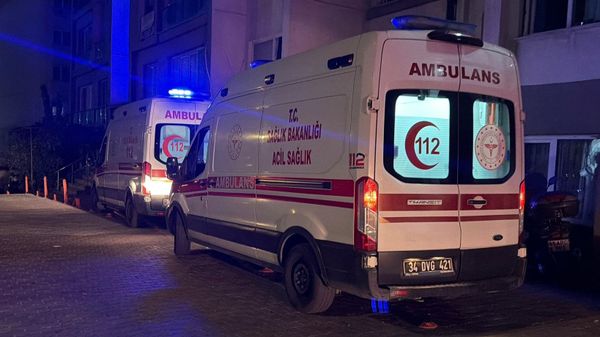 Esenyurt'ta sitenin otoparkında park halindeki araçlarda çıkan yangın nedeniyle oluşan dumanın binaya dolması sonucu 27 kişi hastaneye kaldırıldı - Sputnik Türkiye