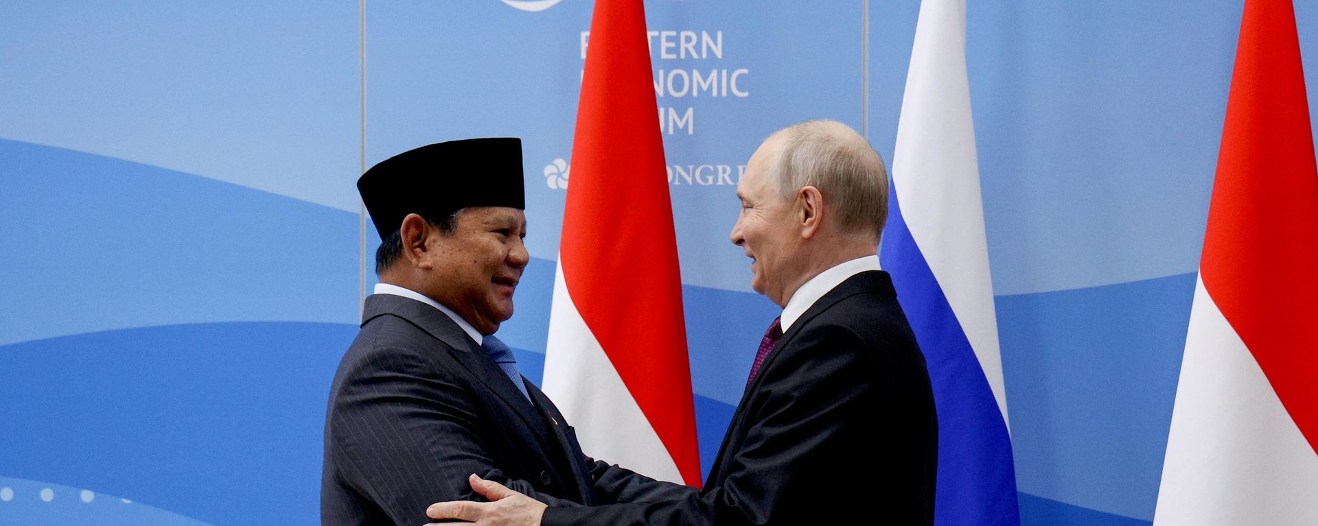 Rusya Devlet Başkanı Vladimir Putin, Vladivostok’ta düzenlenen Doğu Ekonomi Forumu kapsamında Endonezya Cumhurbaşkanı Prabowo Subianto ile ikili bir görüşme gerçekleştirdi. Rusya Devlet Başkanı Vladimir Putin, Vladivostok’ta düzenlenen Doğu Ekonomi Forumu kapsamında Endonezya Cumhurbaşkanı Prabowo Subianto ile ikili bir görüşme gerçekleştirdi. - Sputnik Türkiye, 1920, 03.09.2026